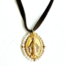 Cargar imagen en el visor de la galería, colgante-cinta-ante-ajustable-medalla-Milagrosa-dorada-perlitas-joyería - bisutería - religiosa - cristiana - católica - paloma - espíritu santo - Ocean Su