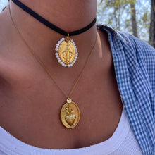 Cargar imagen en el visor de la galería, colgante-cinta-ante-ajustable-medalla-Milagrosa-dorada-perlitas-joyería - bisutería - religiosa - cristiana - católica - paloma - espíritu santo - Ocean Su