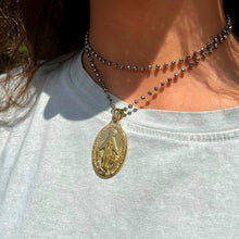 Cargar imagen en el visor de la galería, cadena-bolitas-cristal-medalla-virgen-milagrosa-bañada-oro-joyería - bisutería - religiosa - cristiana - católica - paloma - espíritu santo - Ocean Su