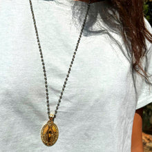 Cargar imagen en el visor de la galería, cadena-bolitas-cristal-medalla-virgen-milagrosa-bañada-oro-joyería - bisutería - religiosa - cristiana - católica - paloma - espíritu santo - Ocean Su