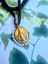 Cargar imagen en el visor de la galería, colgante-cinta-ante-ajustable-medalla-Milagrosa-dorada-perlitas-joyería - bisutería - religiosa - cristiana - católica - paloma - espíritu santo - Ocean Su