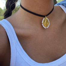 Cargar imagen en el visor de la galería, colgante-cinta-ante-ajustable-medalla-Milagrosa-dorada-perlitas-joyería - bisutería - religiosa - cristiana - católica - paloma - espíritu santo - Ocean Su
