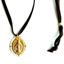 Cargar imagen en el visor de la galería, colgante-cinta-ante-ajustable-medalla-Milagrosa-dorada-perlitas-joyería - bisutería - religiosa - cristiana - católica - paloma - espíritu santo - Ocean Su