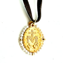 Cargar imagen en el visor de la galería, colgante-cinta-ante-ajustable-medalla-Milagrosa-dorada-perlitas-joyería - bisutería - religiosa - cristiana - católica - paloma - espíritu santo - Ocean Su