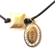 Cargar imagen en el visor de la galería, colgante-medalla-San Benito-circonitas-bañada-oro-cordon-cuero-detalle-pieza-cuadrada-joyería-bisutería-religiosa-cristiana-católica-paloma-espíritu santo-Ocean Su