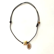 Cargar imagen en el visor de la galería, colgante-medalla-San Benito-circonitas-bañada-oro-cordon-cuero-detalle-pieza-cuadrada-joyería-bisutería-religiosa-cristiana-católica-paloma-espíritu santo-Ocean Su