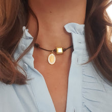 Cargar imagen en el visor de la galería, colgante-medalla-San Benito-circonitas-bañada-oro-cordon-cuero-detalle-pieza-cuadrada-joyería-bisutería-religiosa-cristiana-católica-paloma-espíritu santo-Ocean Su