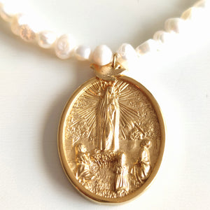 colgante-Virgen -Fatima-collar-perlas-medalla-dorada-joyería - bisutería - religiosa - cristiana - católica - paloma - espíritu santo - Ocean Su