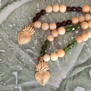 colgante-Sagrado-corazon -de-Jesus-collar-bolitas-cristal-madera-corazon-joyería - bisutería - religiosa - cristiana - católica - paloma - espíritu santo - Ocean Su