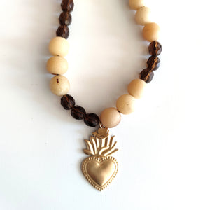 colgante-Sagrado-corazon -de-Jesus-collar-bolitas-cristal-madera-corazon-joyería - bisutería - religiosa - cristiana - católica - paloma - espíritu santo - Ocean Su