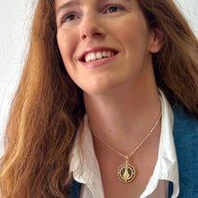 Cargar imagen en el visor de la galería, Cris - Virgen Milagrosa