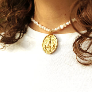 colgante-Virgen -Fatima-collar-perlas-medalla-dorada-joyería - bisutería - religiosa - cristiana - católica - paloma - espíritu santo - Ocean Su