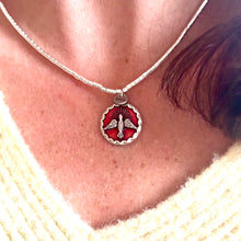 Cargar imagen en el visor de la galería, colgante-Espiritu Santo-hematites-plateado-medalla-esmaltada-roja-joyería - bisutería - religiosa - cristiana - católica - paloma -  espíritu santo - Ocean Su