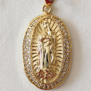 Medalla "Virgen de Guadalupe" - ovalada - acero - baño -oro- labrada -Virgen -relieve - marco - brillantes-joyería - bisutería - religiosa - cristiana -católica - paloma - Espíritu Santo - Ocean Su