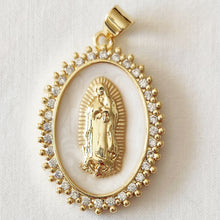 Cargar imagen en el visor de la galería, Medalla de &quot;Virgen de Guadalupe&quot; - acero - baño- oro- ovalad- nácar -Virgen Guadalupe - relieve - brillantes -joyería - bisutería - religiosa - cristiana -católica - paloma - Espíritu Santo - Ocean Su