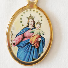 Cargar imagen en el visor de la galería, Medalla &quot;Virgen María Auxiliadora&quot; - ovalada- chapada- oro- imagen - virgen- esmaltada--joyería - bisutería - religiosa - cristiana - católica - paloma -  espíritu santo - Ocean Su