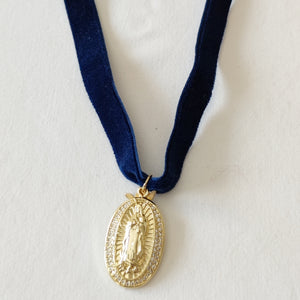 Medalla "Virgen de Guadalupe"  - ovalada -acero - baño -oro- labrada -Virgen -relieve - marco - brillantes-joyería - bisutería - religiosa - cristiana -católica - paloma - Espíritu Santo - Ocean Su