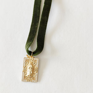 Medalla "Virgen de Guadalupe" -rectangular -acero - baño -oro- labrada -Virgen -relieve - marco - brillantes-joyería - bisutería - religiosa - cristiana -católica - paloma - Espíritu Santo - Ocean Su