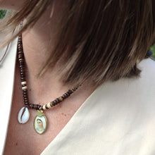Cargar imagen en el visor de la galería,  Colgante &quot;Virgen de Medjugorje&quot; - collar - aros - hueso - marrón - concha - medalla - Virgen de Medjugorje - -joyería - bisutería - religiosa - cristiana - católica - paloma -  espíritu santo - Ocean Su