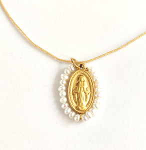 colgante-Virgen-Milagrosa-hilo-seda-medalla-perlas -joyería-bisutería-religiosa-cristiana-católica-paloma-espíritu santo-Ocean Su