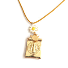 Cargar imagen en el visor de la galería, colgante-Padrenuestro-hilo-algodon-color-miel-margarita-medalla -joyería-bisutería-religiosa-cristiana-católica-paloma-espíritu santo-Ocean Su