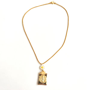colgante-San Benito-hilo-algodon-color-miel-margarita-medalla -joyería-bisutería-religiosa-cristiana-católica-paloma-espíritu santo-Ocean Su