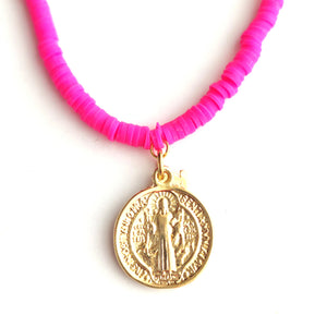 colgante-San Benito-collar-circulos-silicona-colores-medalla-bañada-oro -joyería-bisutería-religiosa-cristiana-católica-paloma-espíritu santo-Ocean Su