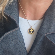 Cargar imagen en el visor de la galería, colgante-cruz-dorada-medalla-nacar-negra-hilo-seda-joyería-bisutería-religiosa-cristiana-católica-paloma-espíritu santo-Ocean Su