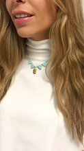 Cargar imagen en el visor de la galería, Colgante -&quot;Virgen niña&quot; - hilo -seda -dorado - medalla - dorada -virgen niña- Joyería - bisutería - religiosa - cristiana - católica- Paloma -espíritu santo- Ocena su