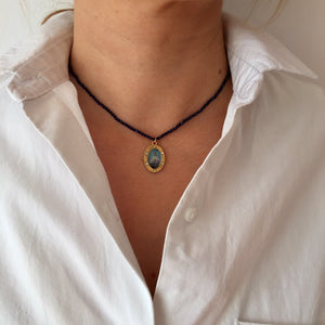 Colgante - "Maria - Auxiliadora" - piedras - cristales- colores - medalla -ovalada - virgen -esmaltada -Joyería - bisutería - religiosa - cristiana - católica. Paloma - espíritu santo-Ocean su.